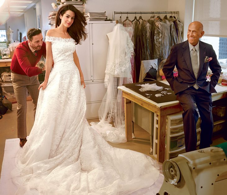 Amal Clooney usando su vestido de novia 