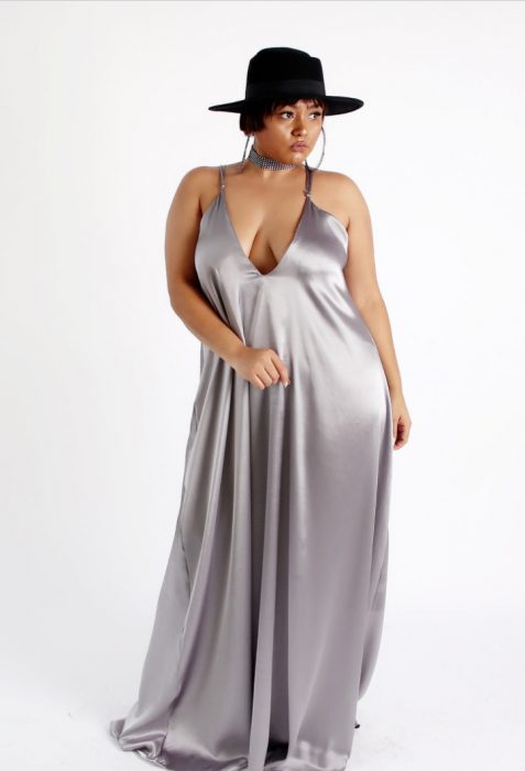 Chica plus size usando un vestido de color plateado