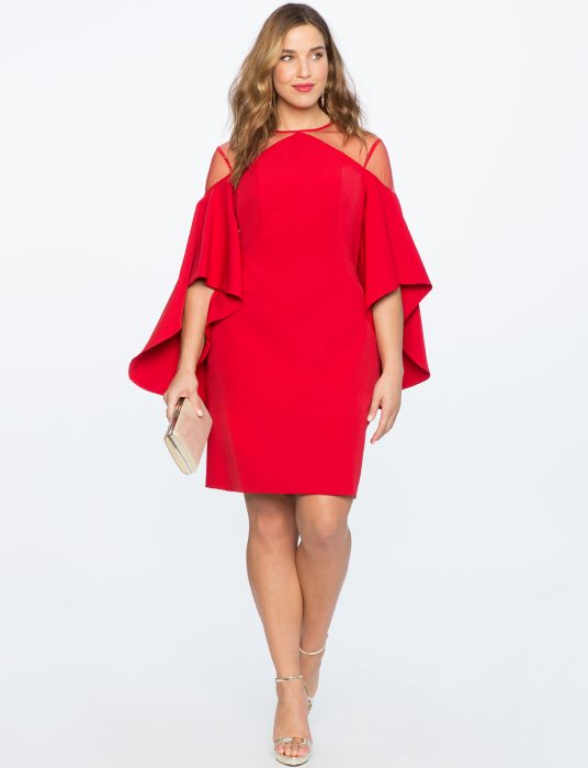 Chica plus size usando un vestido rojo con mangas largas