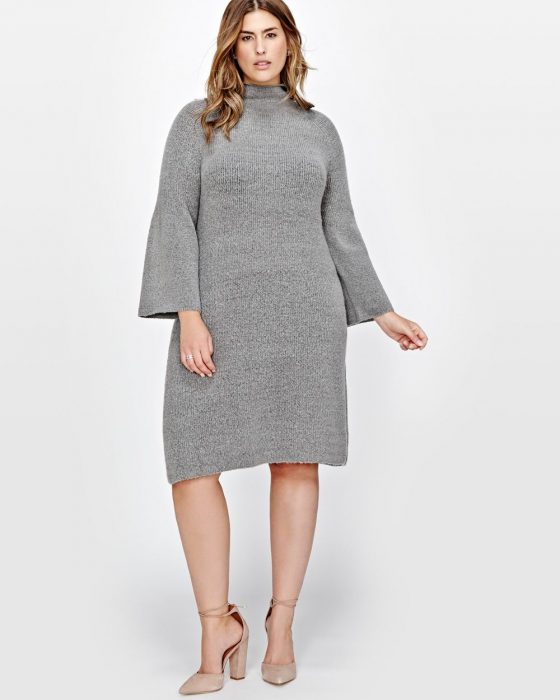 Chica Plus size usando un vestido gris 