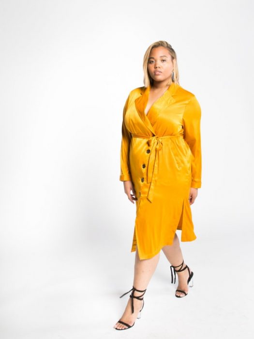 Chica plus size usando un vestido de color amarillo 