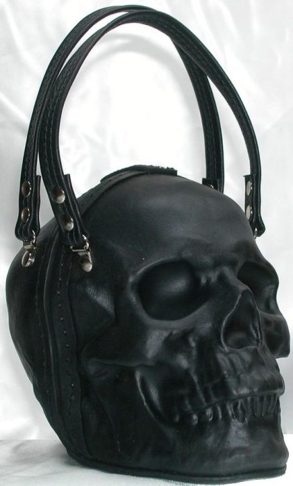 bolso con forma de craneo 