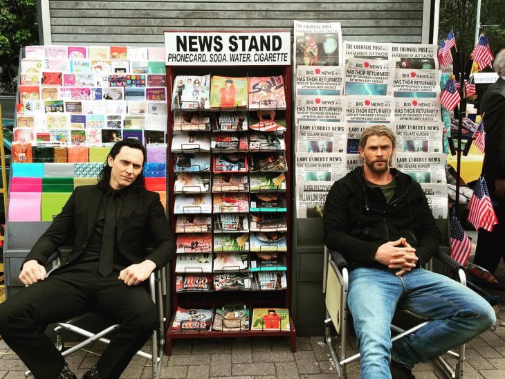 chris hemsworth vendiendo periodico con tom hiddlestone