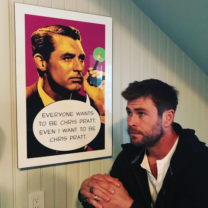 chris hemsworth y su cartel de chris pratt