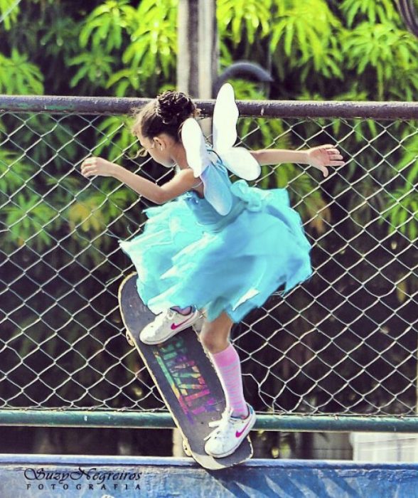 niña con vestido de princesa y alas