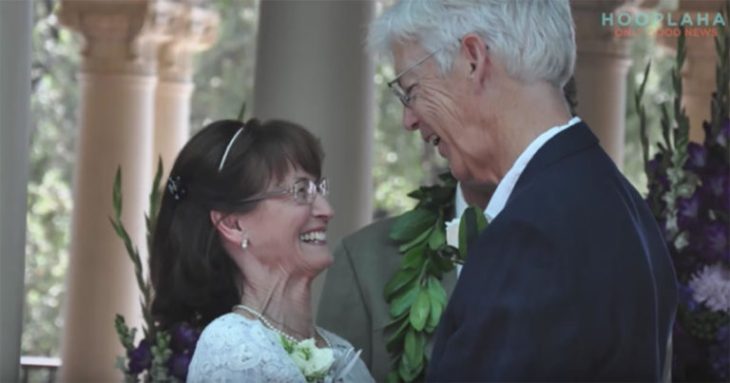 hombre y mujer casados de frente 