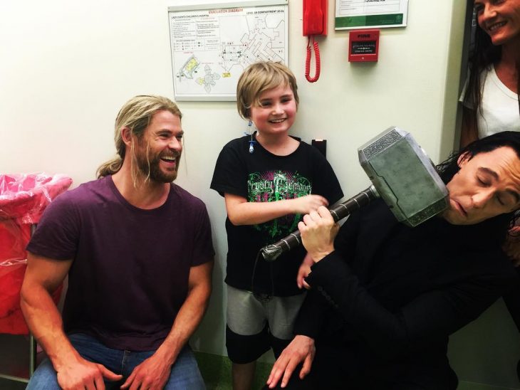 loki y thor visitando un hospital de niños