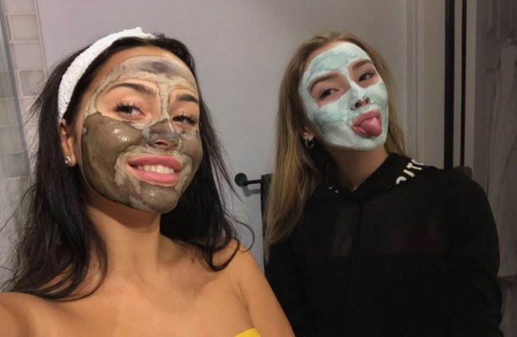 chicas con mascarillas