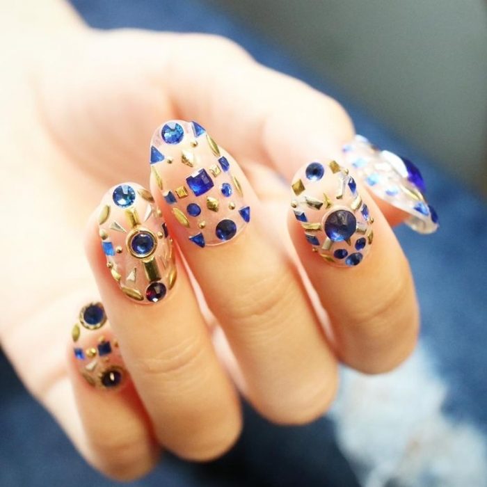 uñas con joyería