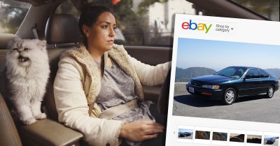 Quería vender su coche viejo y su novio graba comercial al estilo de agencia de autos