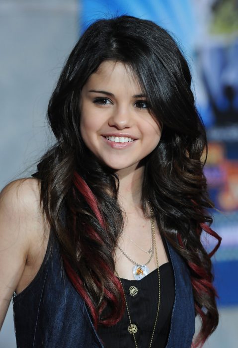 selena gomez 2008 mechas rojas