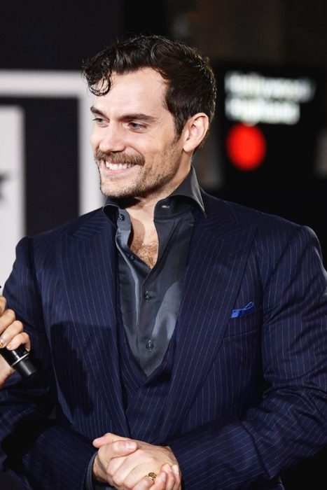 Henry Cavill sonriendo con bigote sexi