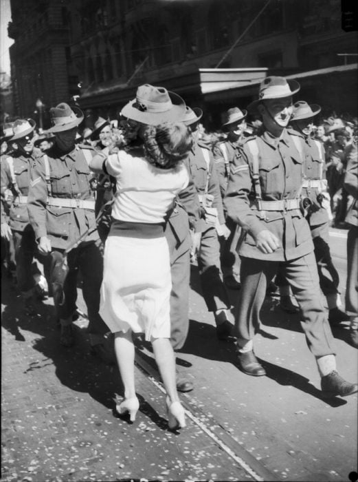 Un beso que interrumpe un desfile, 1943