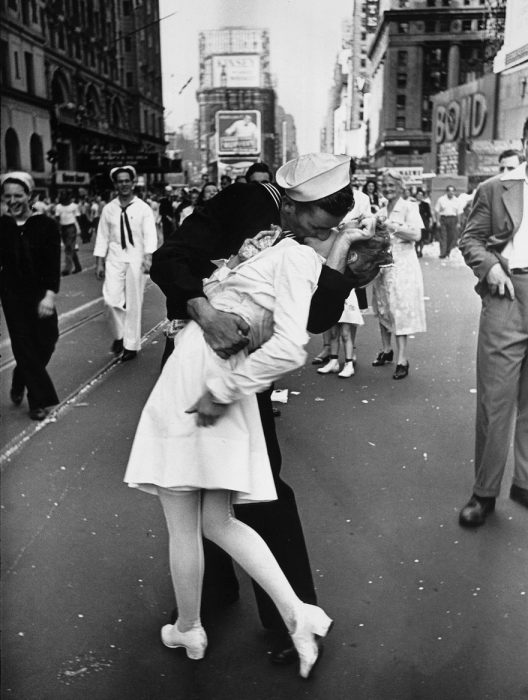 Un marinero besando a una enfermera al final de la Segunda Guerra Mundial, 1945