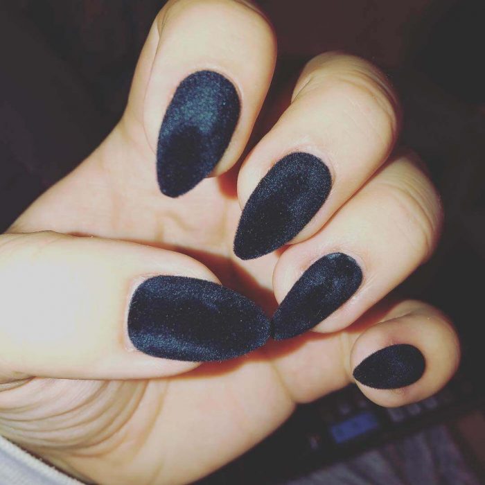 Uñas de terciopelo negro totalmente