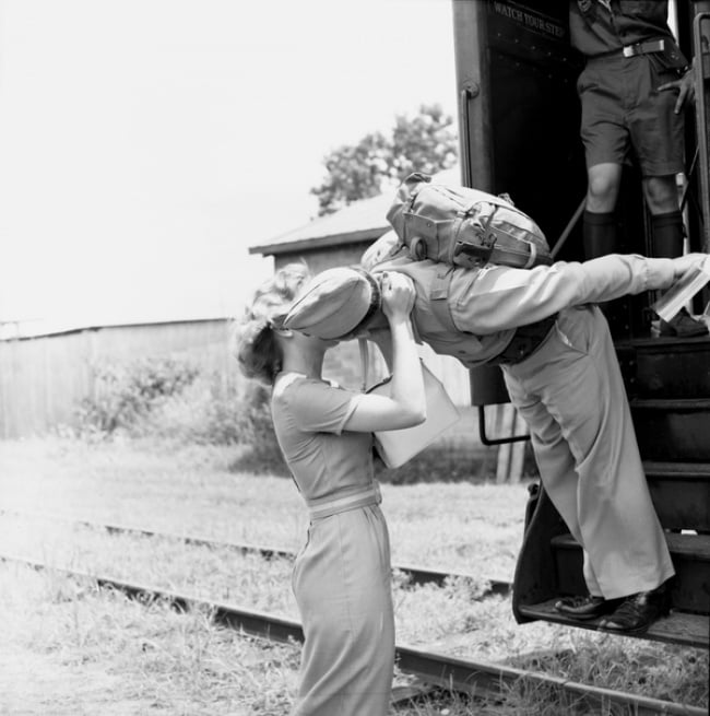 Soldado despidiéndose de su novia antes de que el tren arranque, 1960