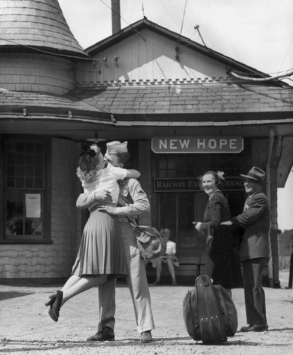 Un soldado levanta a su chica en la estación del tren en Connecticut, 1945