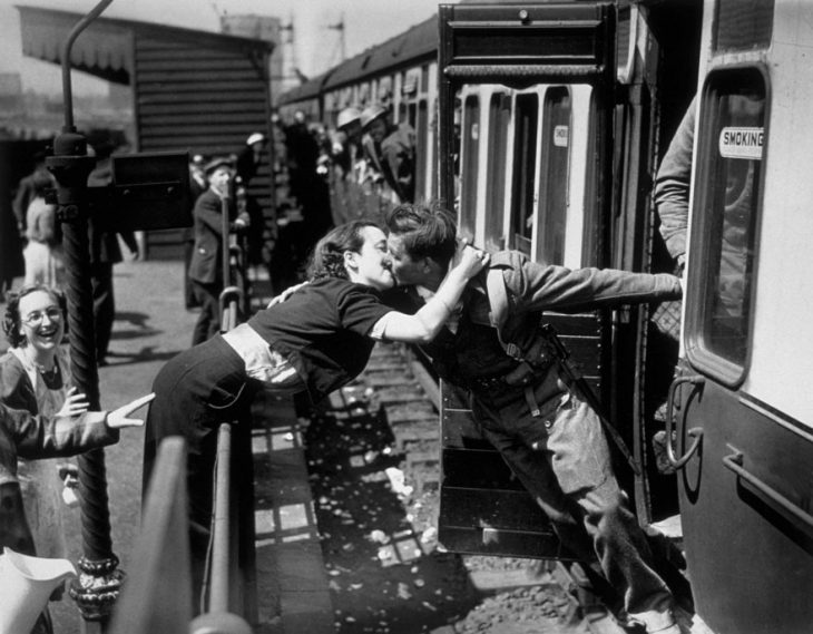 Una chica recibe a su novio regresando de la Segunda Guerra Mundial en Londres, 1940