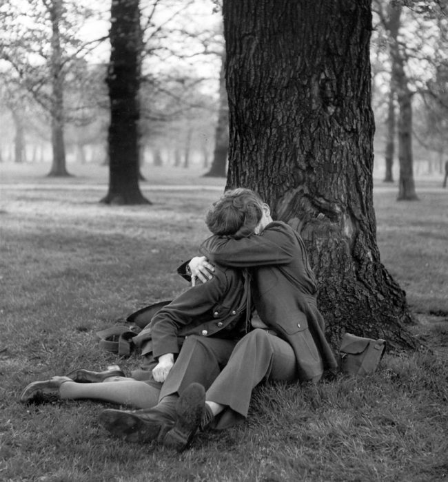 Sargento ingles disfrutando un beso, 1945