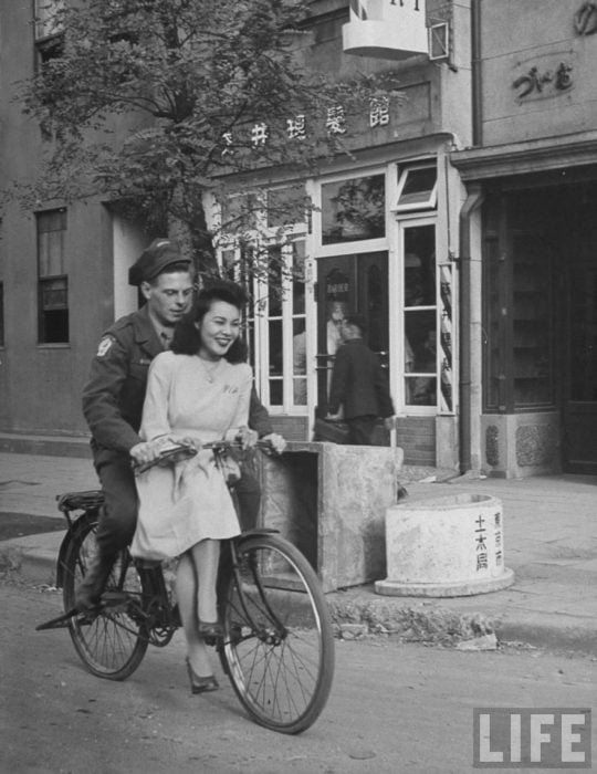 Un soldado americano paseando a una japonesa en bicicleta en Japón, 1946