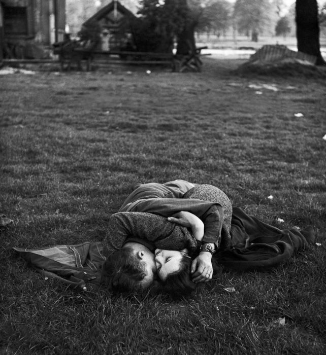 Soldado americano besando a su novia en Hyde Park, 1945