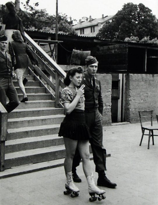 Chica en patines sale a pasear con su novio soldado, 1940