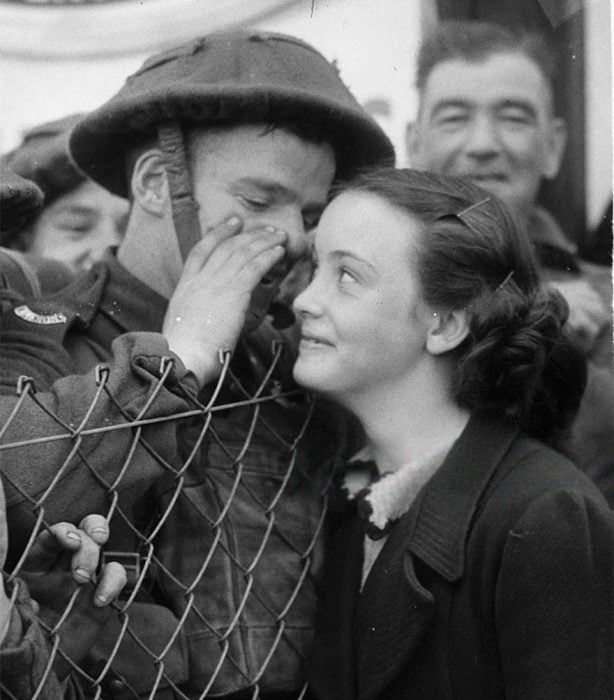 Soldado británico susurrándole al oído a su esposa, 1939
