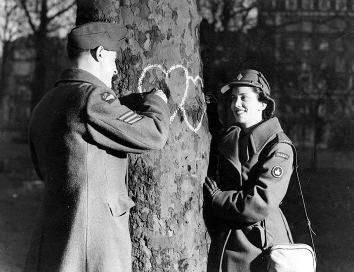 Pareja dibujando corazones el día de San Valentin, 1944