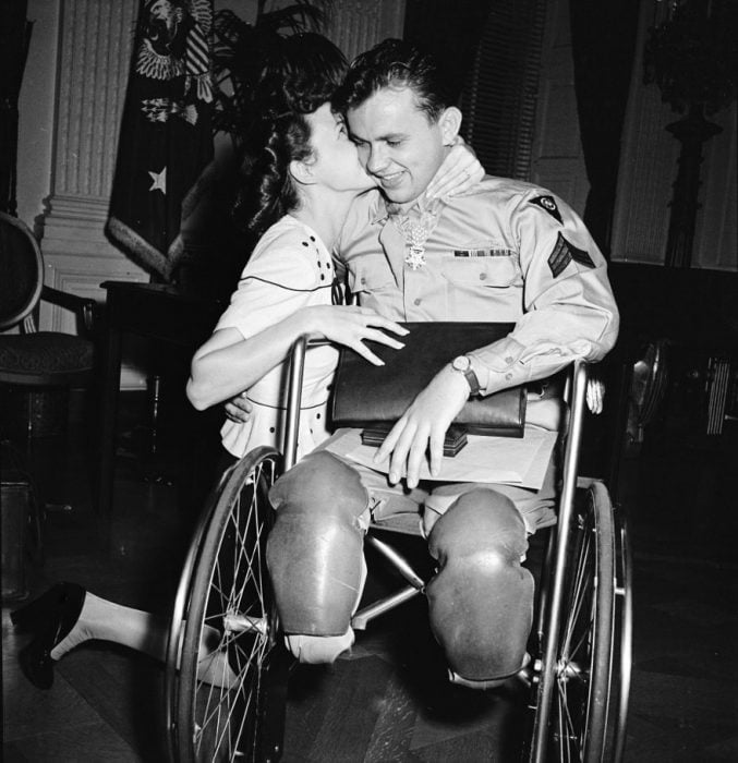 hica besando a su prometido en silla de ruedas después de la Segunda Guerra Mundial, 1945