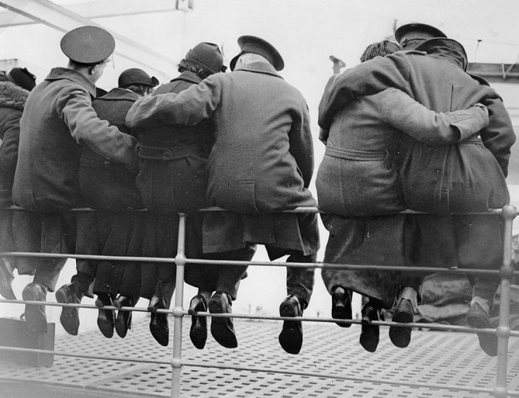 Soldados ingleses despidiéndose de sus esposas, 1937