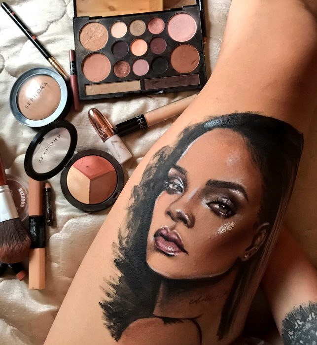 Artista que pinta en su piel el rostro de Rihanna