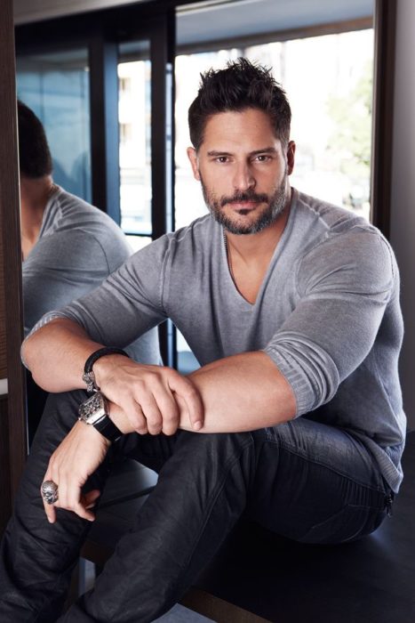 Joe Manganiello posando frente a un espejo