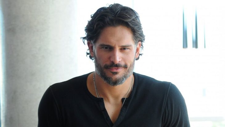 Joe Manganiello sonriendo ligeramente