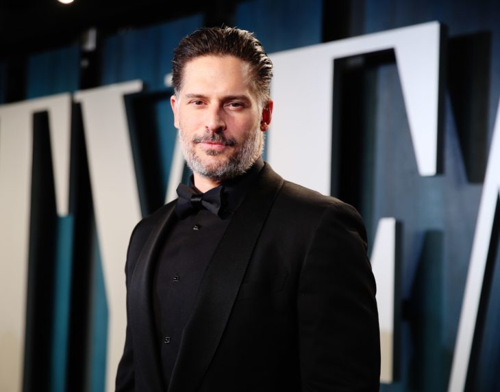 Joe Manganiello con traje sastre en negro