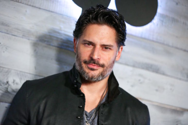 Joe Manganiello  sonriendo llevando chamarra con cierre