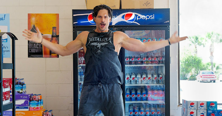 Joe Manganiello  frente a un refrigerador de Pepsi