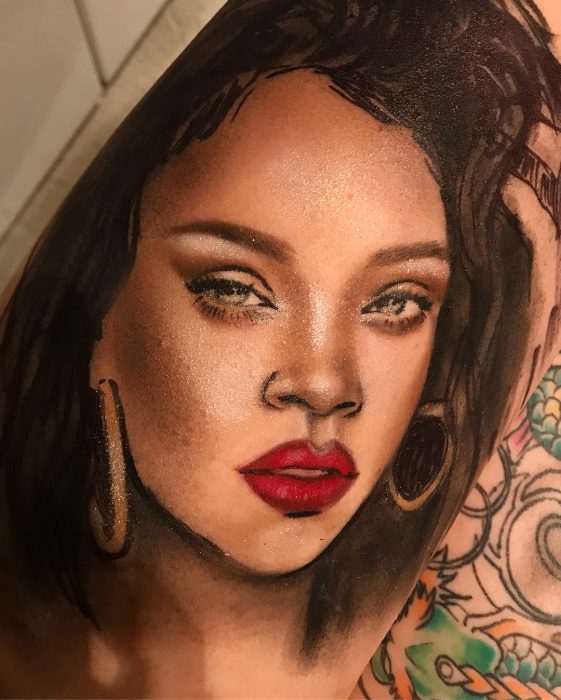 Artista que pinta en su piel el rostro de Rihanna 