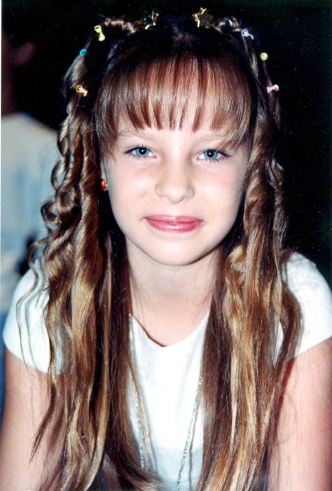 niña con cabello rizado 