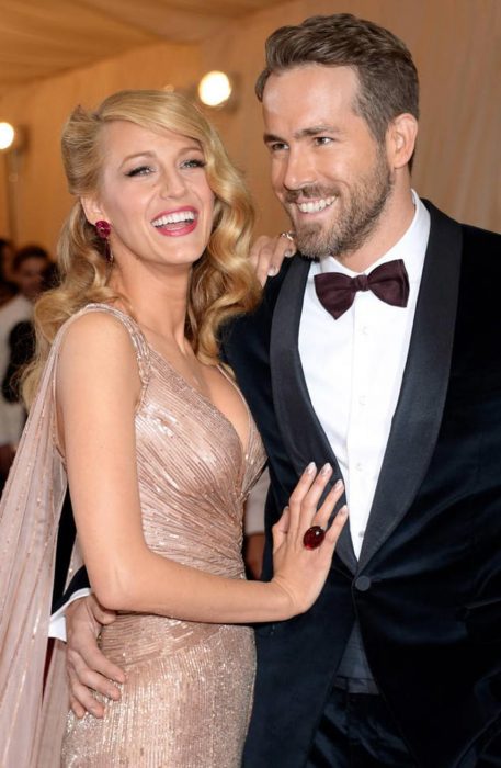 Blake Lively y Ryan Reynolds en una alfombra roja