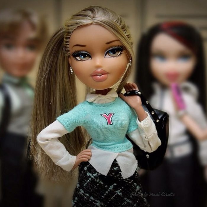 Cuenta de Instagram de Bratz donde posan con distintas prendas de moda 