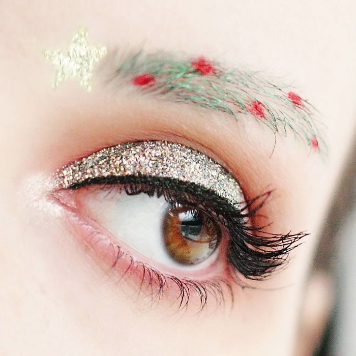 Chica con las cejas despeinadas y con decoraciones como si se tratara de un árbol de navidad 