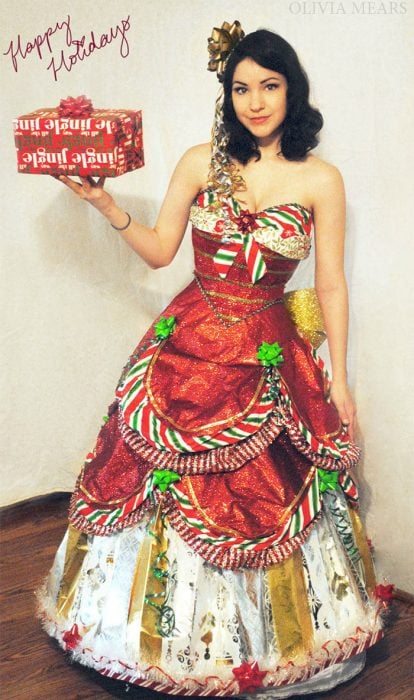 Chica que crea vestidos con materiales reciclados 