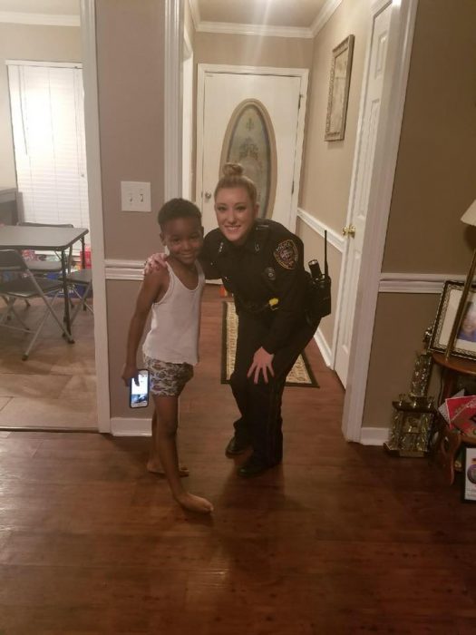 chica con uniforme de policia 