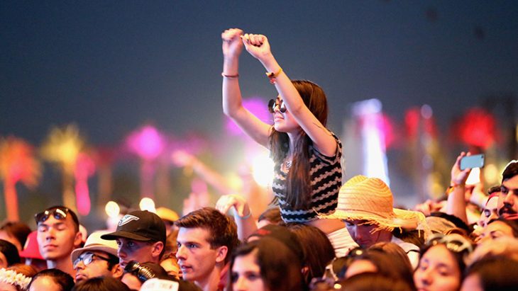 chica en un concierto