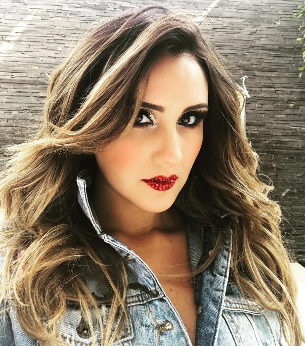 Dulce Maria en la portada de su segundo álbum