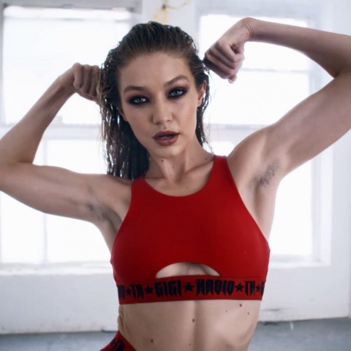 Gigi Hadid mostrando el vello de sus axilas durante el video de un calendario 