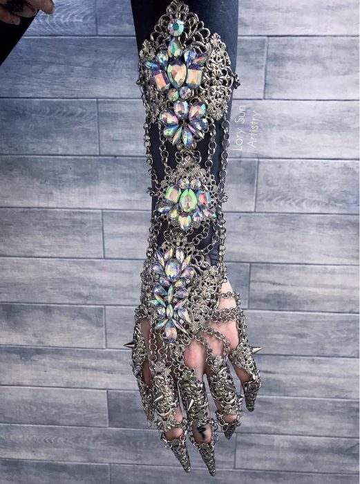 Chica que crea guantes hechos de metal 