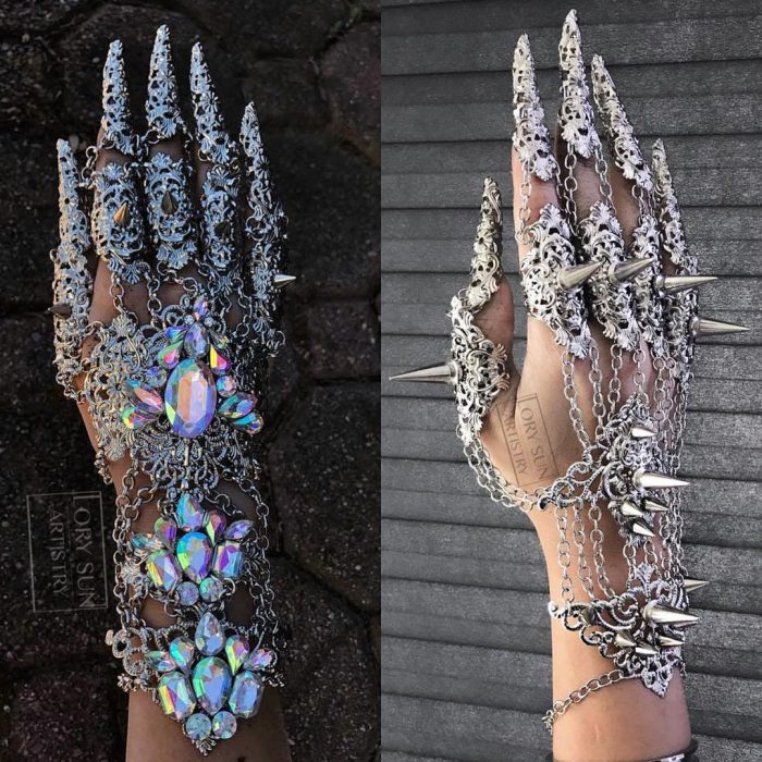 Chica que crea guantes hechos de metal 