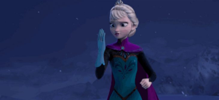 Elza de Frozen mostrando sus guantes