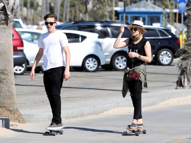 pareja de amigos paseando en patineta